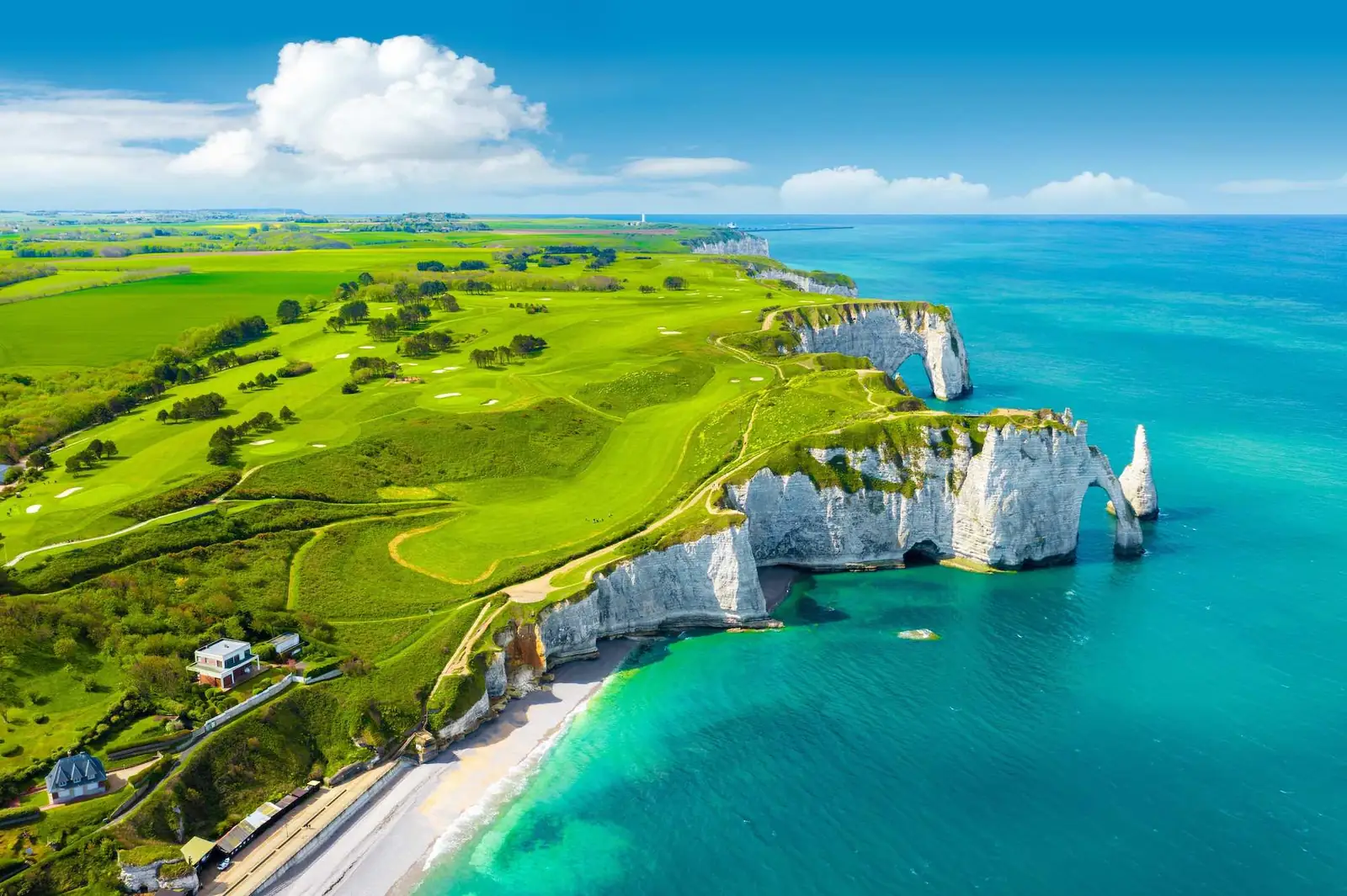 Les falaises et l'arche d'Étretat sur la côte normande, près de Rouen